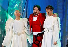 Aktorius Andrius Bialobžeskis scenoje su angelais.