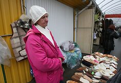 Pagal būsimos Vyriausybės siūlomą tvarką ši moteris, prekiaujanti avalyne turguje, turėtų ateityje steigti įmonę.