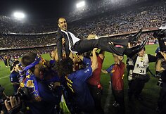 Nugalėtojų treneris P.Guardiola mėtomas ant rankų