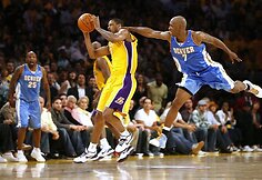 &bdquo;Lakers&ldquo; puolėjas T.Ariza vagia kamuolį