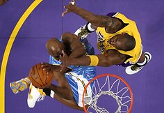 Ch.Billupso metimą stengiasi uždengti K.Bryantas