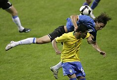 Brazilas Andre Santosas kovoja dėl kamuolio su estu