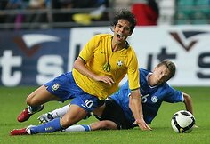 Brazilų žvaigždė Kaka skundėsi šiurkščiu žaidimu