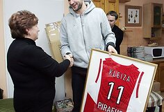 Kleiza padovanojo vaikams suvenyrų ir pabendravo