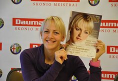 S.Krupeckaitė pozuoja su žurnalu, ant kurio vir&scaron;elio puikuojasi jos veidas