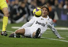 Gabrielis Heinze'as kovoja dėl kamuolio net pargriuvęs