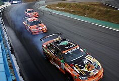 Populiariausia pasaulyje driftingo komanda &bdquo;Team Orange&ldquo;.