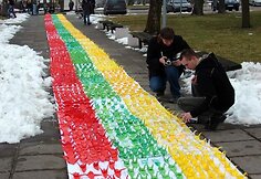 Ukmergėje pasiektas naujas, didžiausios Lietuvos vėliavos aplikacijos, rekordas. (2009-03-11)