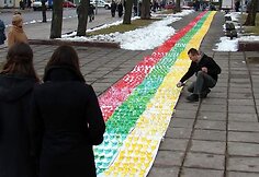 Ukmergėje pasiektas naujas, didžiausios Lietuvos vėliavos aplikacijos, rekordas. (2009-03-11)
