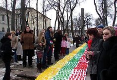 Ukmergėje pasiektas naujas, didžiausios Lietuvos vėliavos aplikacijos, rekordas. (2009-03-11)