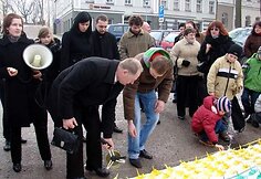 Ukmergėje pasiektas naujas, didžiausios Lietuvos vėliavos aplikacijos, rekordas. (2009-03-11)