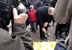 Ukmergėje pasiektas naujas, didžiausios Lietuvos vėliavos aplikacijos, rekordas. (2009-03-11)