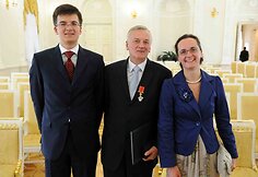 Liepos 6-osios &ndash; Valstybės dienos proga už nuopelnus Lietuvai ir už Lietuvos vardo garsinimą pasaulyje Valstybės ordinais ir medaliais prezidentas V.Adamkus apdovanojo Lietuvos ir užsienio valstybių piliečius.