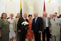 Liepos 6-osios &ndash; Valstybės dienos proga už nuopelnus Lietuvai ir už Lietuvos vardo garsinimą pasaulyje Valstybės ordinais ir medaliais prezidentas V.Adamkus apdovanojo Lietuvos ir užsienio valstybių piliečius.