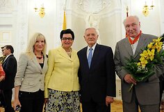 Liepos 6-osios &ndash; Valstybės dienos proga už nuopelnus Lietuvai ir už Lietuvos vardo garsinimą pasaulyje Valstybės ordinais ir medaliais prezidentas V.Adamkus apdovanojo Lietuvos ir užsienio valstybių piliečius.