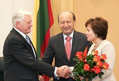 Paskutinę savo darbo dieną kadenciją baigiantis prezidentas Valdas Adamkus Vyriausybės rūmuose atsisveikino su kabineto nariais bei kanceliarijos darbuotojais. 