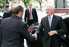 Paskutinę savo darbo dieną kadenciją baigiantis prezidentas Valdas Adamkus Vyriausybės rūmuose atsisveikino su kabineto nariais bei kanceliarijos darbuotojais. 