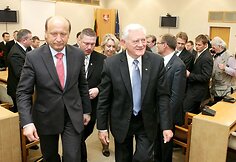 Paskutinę savo darbo dieną kadenciją baigiantis prezidentas Valdas Adamkus Vyriausybės rūmuose atsisveikino su kabineto nariais bei kanceliarijos darbuotojais. 
