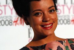 Dainininkė Lily Allen mėgsta stebinti savo naujomis ir drąsiomis &scaron;ukuosenomis.