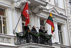 Vasario 16-osios minėjimas prie Lietuvos nepriklausomybės signatarų namų Vilniuje