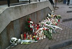 Vilniečiai prie Lenkijos ambasados atiduoda pagarbą žuvusiesiems aviakatastrofoje.