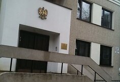 Vilniečiai prie Lenkijos ambasados atiduoda pagarbą žuvusiesiems aviakatastrofoje.