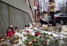 Vilniečiai prie Lenkijos ambasados atiduoda pagarbą žuvusiesiems aviakatastrofoje.