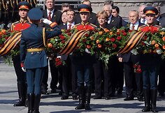 Maskvos Raudonąją aikštę sekmadienio ryte sudrebino didžiulis paradas, skirtas pergalės Antrajame pasauliniame kare 65-osioms metinėms paminėti.