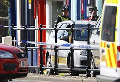 Britų policija trečiadienį ie&scaron;kojo ginkluoto užpuoliko, kuris žudė žmones &scaron;iaurinės Anglijos vaizdingojo Ežerų kra&scaron;to miesteliuose.