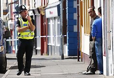 Britų policija trečiadienį ie&scaron;kojo ginkluoto užpuoliko, kuris žudė žmones &scaron;iaurinės Anglijos vaizdingojo Ežerų kra&scaron;to miesteliuose.