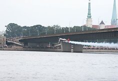 Jurgis Kairys praskrido po Dauguvos tiltu Vinšu.
