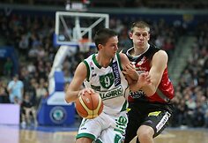 Kauno „Žalgirio“ žaidėjas Mantas Kalnietis veržiasi krepšio link.