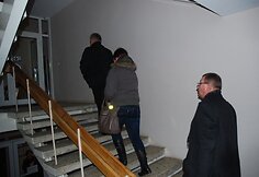 Sigitas &Scaron;ostakas su žmona ir advokatu atvyksta į teismą