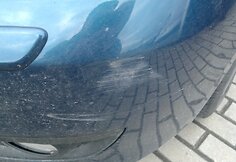 P.Galkontaitės automobilio &bdquo;Mazda 3&ldquo; nubrozdintas bamperis.