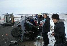 Tamsioji „Audi“ taip deformavosi, jog atrodo, tarsi gulėtų ant šono.