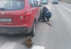 Fabijoni&scaron;kių gatvėje i&scaron;vežamas visureigis.