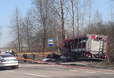 Po susidūrimo abi mašinos nulėkė į šalikelę už autobuso stotelės.