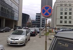Po draudžiamuoj ženklu prie Seimo ramiai stovėjo pažeidėjų automobiliai.