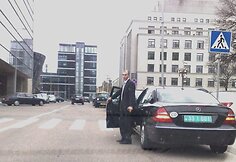 Diplomatų vairuotojui, matyt, vietos liko tik ties pėsčiųjų perėja.