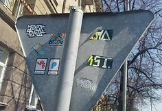 Išmarginta ženklo nugarėlė prie Vilniaus kolegijos J.Jasinskio gatvėje.