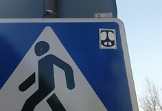 Lipdukas ant pėsčiųjų perėjos ženklo netoli Seimo.