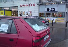 Prie parduotuvės parduodamas &bdquo;&Scaron;koda&ldquo; automobilis.