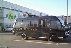Kol nėra naudojamas pramogų mėgėjams vežioti, &scaron;is autobusiukas nuolat stovi prie parduotuvės kaip reklamis stendas.