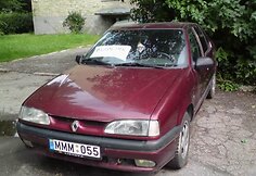 Daugiabučio kieme parduodamas &bdquo;Renault&ldquo;.