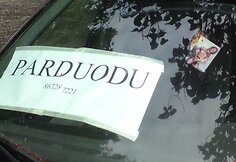 Beje, o gal  &bdquo;Renault&ldquo; savininkas prekiauja visai ne automobiliais? Ar pusnuogės gražuolės tik padeda pritraukti pirkėjų dėmesį?
