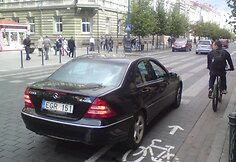 Mersedesas užtvėrė ir dviračių taką.