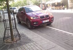 BMW prie kvepalų parduotuvės.