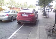 BMW prie kvepalų parduotuvės.