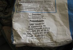 Ant kalkių pakuočių pateikiami tokie rekvizitai: fasuotojas &bdquo;Silbeta&ldquo;, gamintojas &bdquo;Naujasis kalcitas&ldquo;.