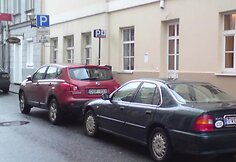 Ir žaliasis „Rover“, ir „Nissan“ automobiliai pastatyti pažeidžiant taisykles.